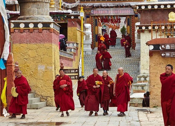 Les moines dans le monastère Songzanlin